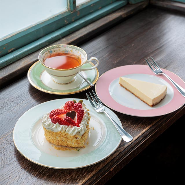 ハートがかわいい「ラブラブケーキ」（1050円〜）は3月中旬まで。「レアチーズケーキ」（860円〜）も必食です。いずれもドリンク付き