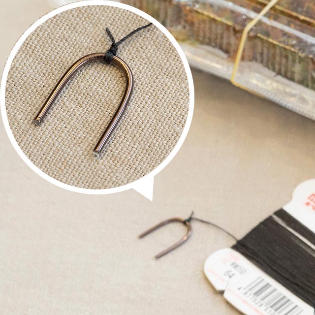 糸の端にU字の金具フックを事前に結び付けておく