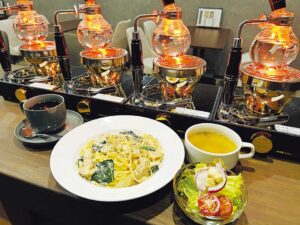 サイフォンコーヒーとパスタやドリア、オムライスなどの食事、デザートを楽しめます。お得なランチセットはスープとサラダ、ドリンク付き