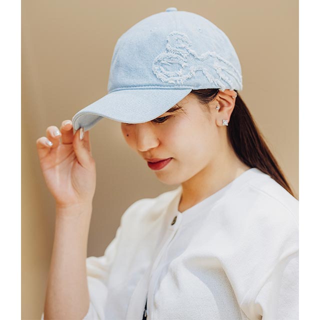 キャップは、シンプルなデニムスタイルのアクセントとして活躍。淡いブルーで全身がまとまりのある装いに。