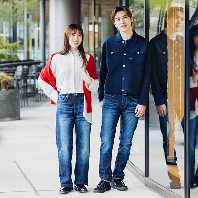 ［レディース］デニム6万9300円、シャツ4万1800円、肩に掛けたカーディガン3万5200円 ［メンズ］デニム6万6000円、ブルゾン6万3800円／すべてB